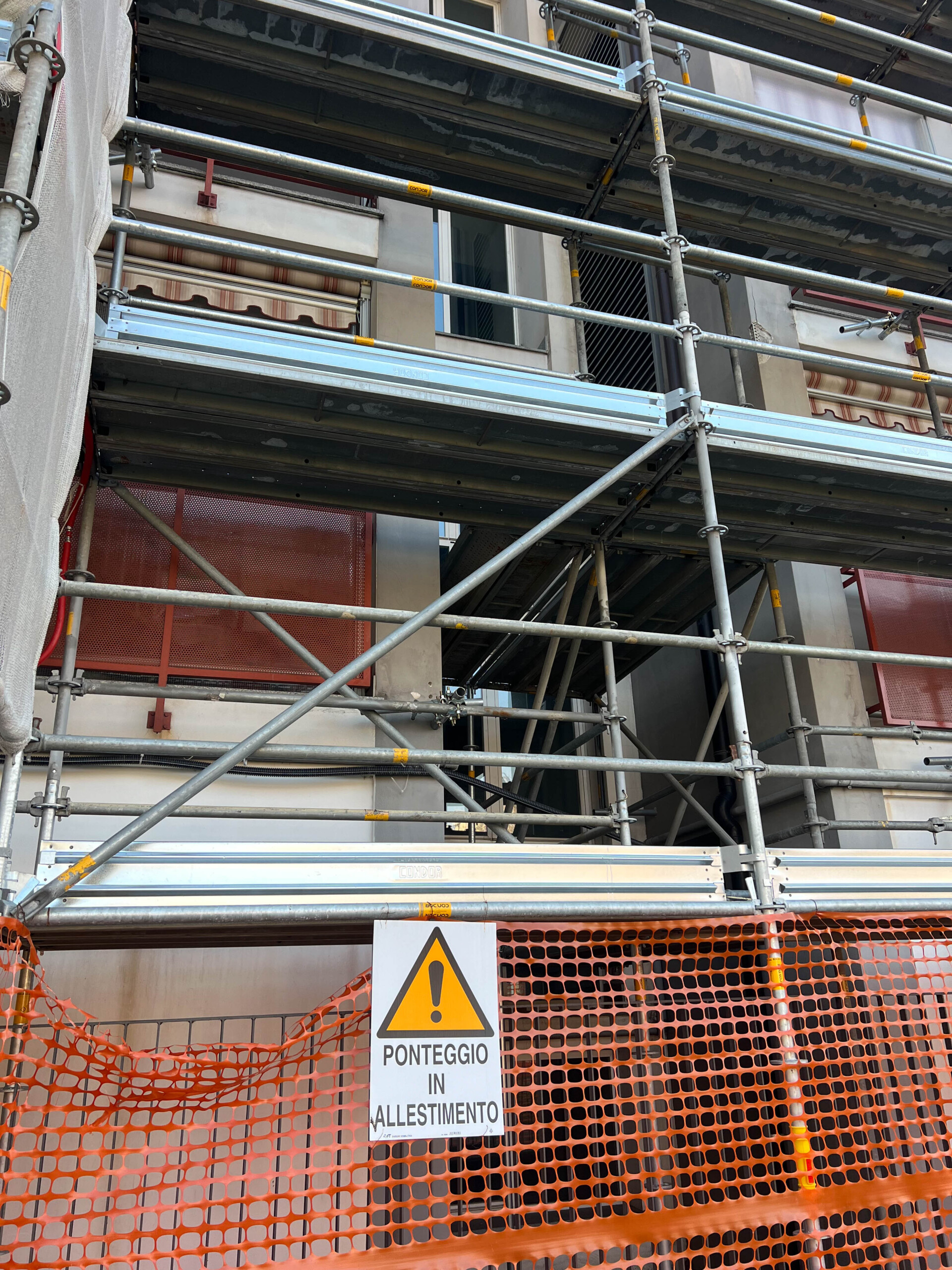 Work accidents: three workers fall from scaffolding in Naples, three dead