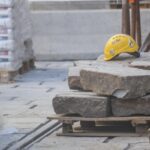 Work accidents: two people feel ill while working in a hole, one is in serious condition