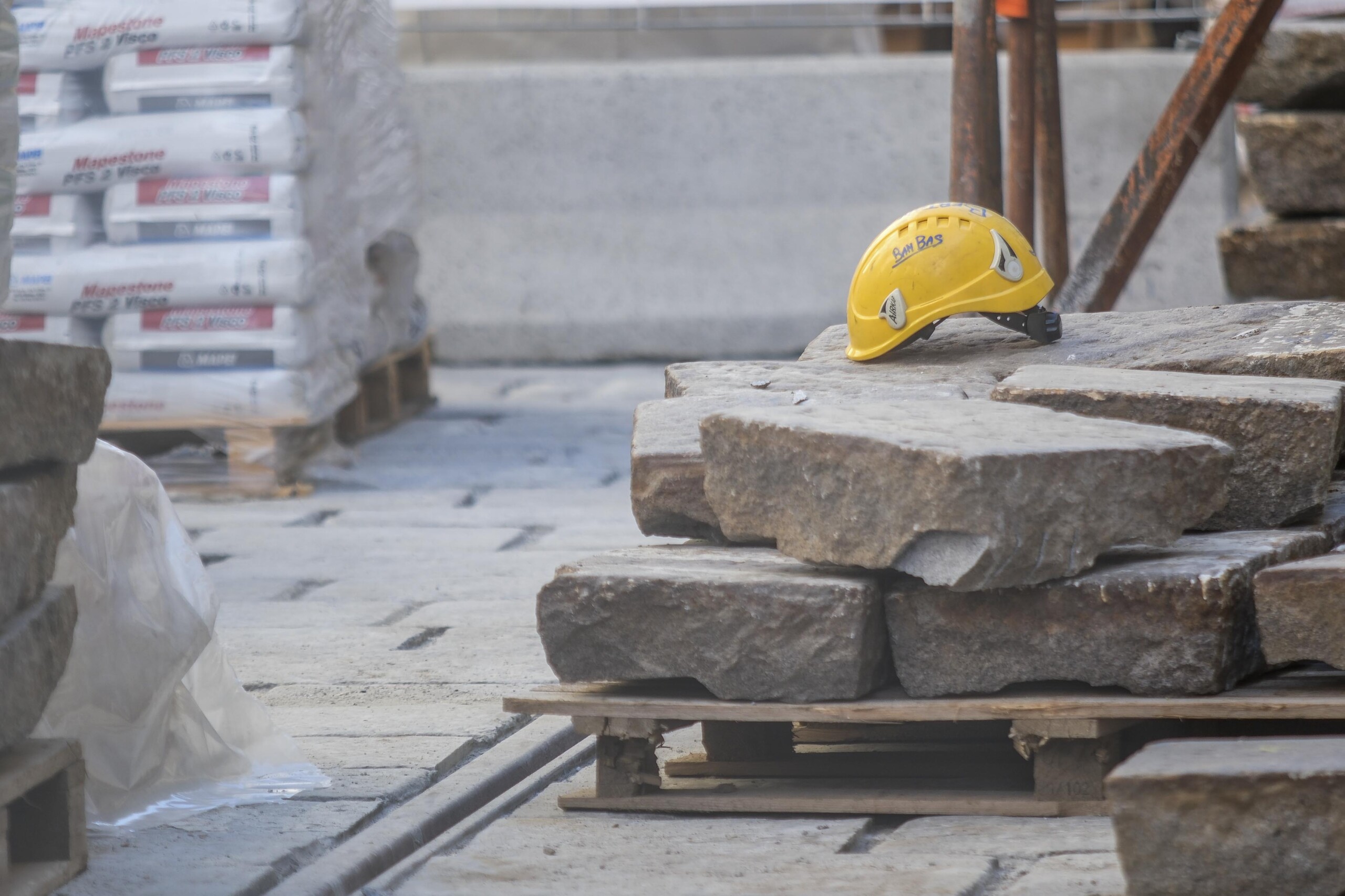 Work accidents: two people feel ill while working in a hole, one is in serious condition