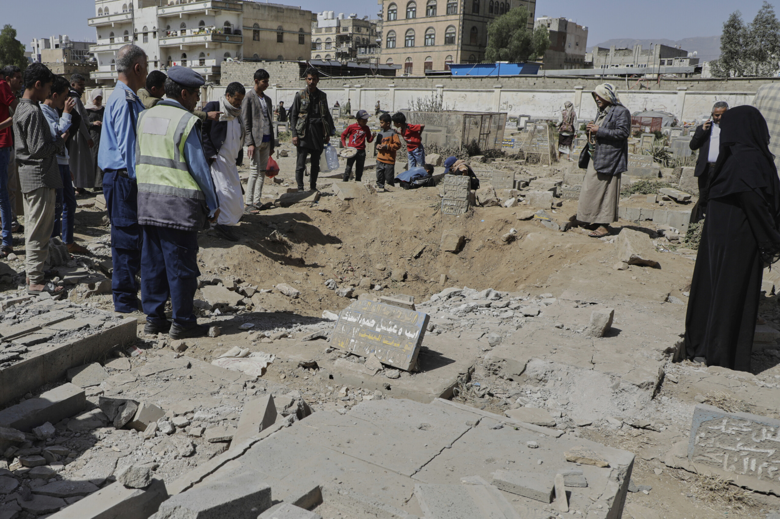 Yemen, Houthi: "12 killed in U.S. airstrikes on the capital"