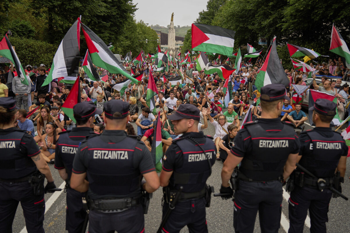 Vuelta: three arrests and four police officers injured in pro-Palestine protest
