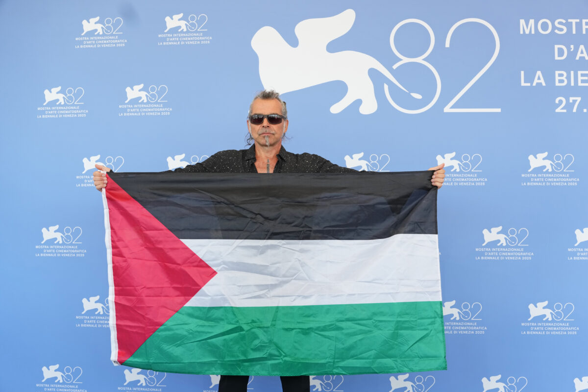 Venice 82: Piero Pelù at the Film Festival with the Palestinian flag Venice 82: Piero Pelù at the Film Festival with the Palestinian flag