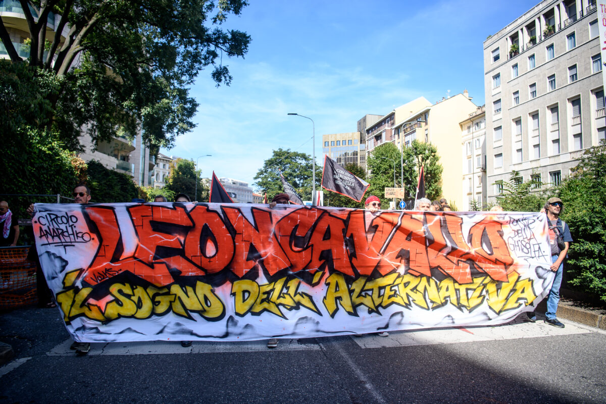 Leoncavallo: protesters throw eggs at police