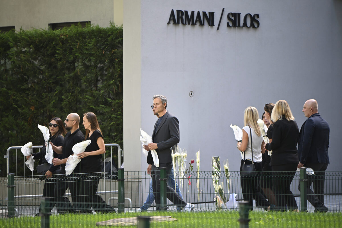Armani: over 6,000 people visit the funeral parlour today, reopening on Sunday at 9 a.m. Armani: over 6,000 people visit the funeral parlour today, reopening on Sunday at 9 a.m.