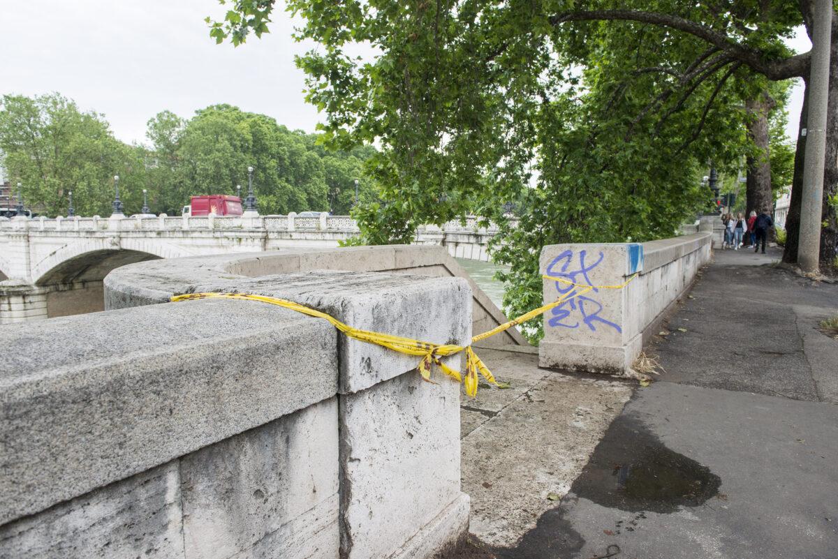 Rome: worker dies crushed by forklift on the Tiber embankment