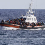 Migrants, 60 landed overnight in Lampedusa: 2 bodies also found on board