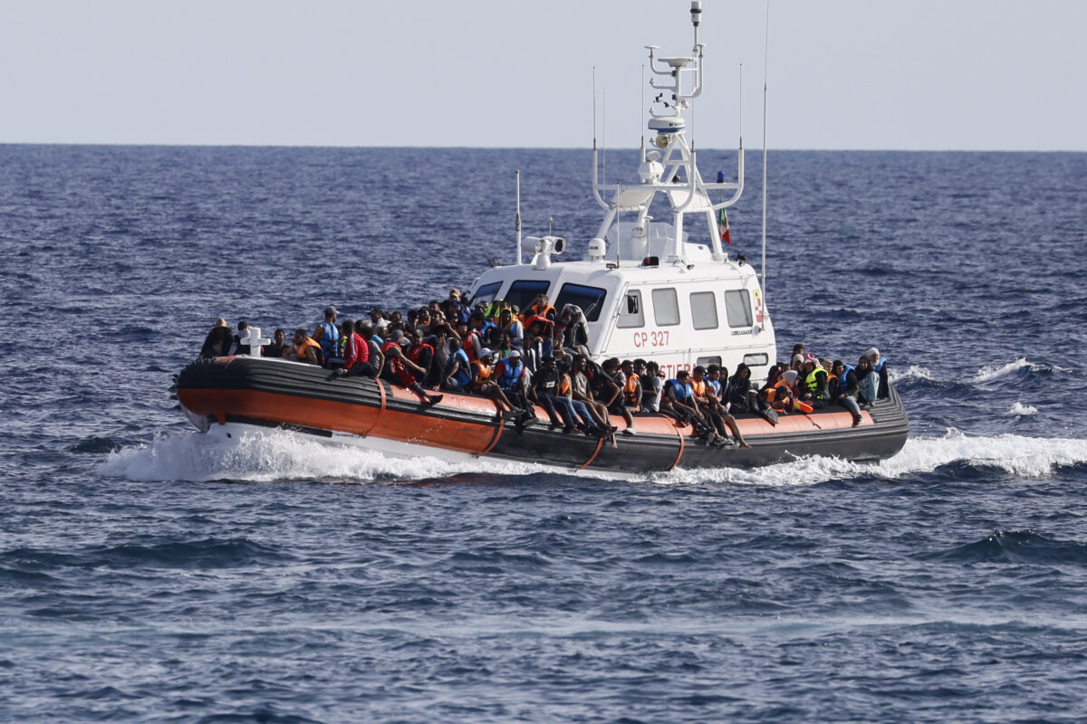 Migrants, 60 landed overnight in Lampedusa: 2 bodies also found on board