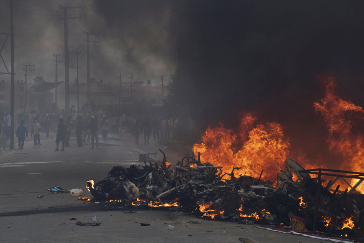 Nepal: protesters set fire to Parliament building Nepal: protesters set fire to Parliament building
