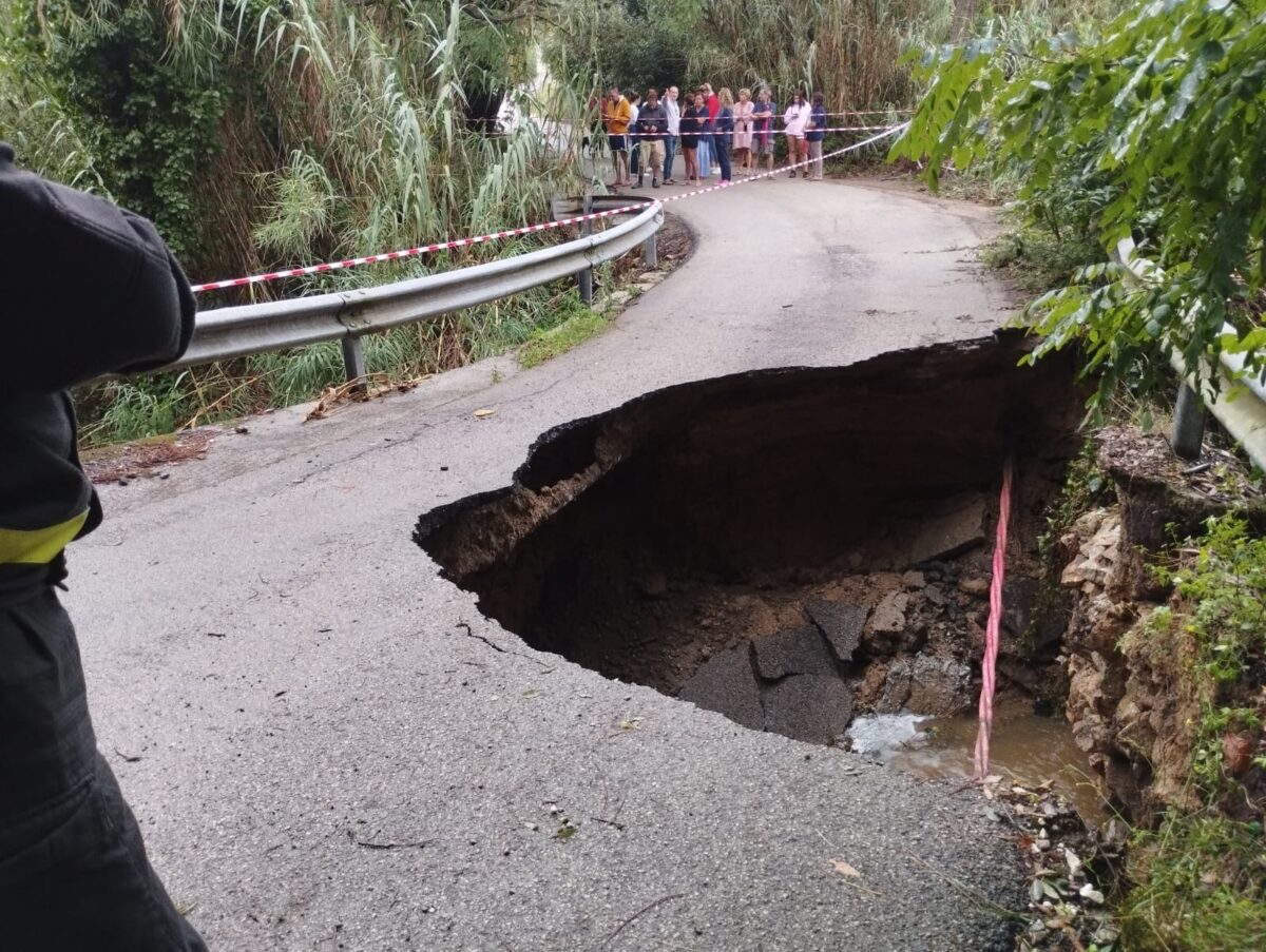 Bad weather: landslide on the road, hundreds of people isolated on Elba Island Bad weather: landslide on the road, hundreds of people isolated on Elba Island