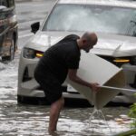 Japan: sudden rainfall in Tokyo floods roads and blocks cars and trains