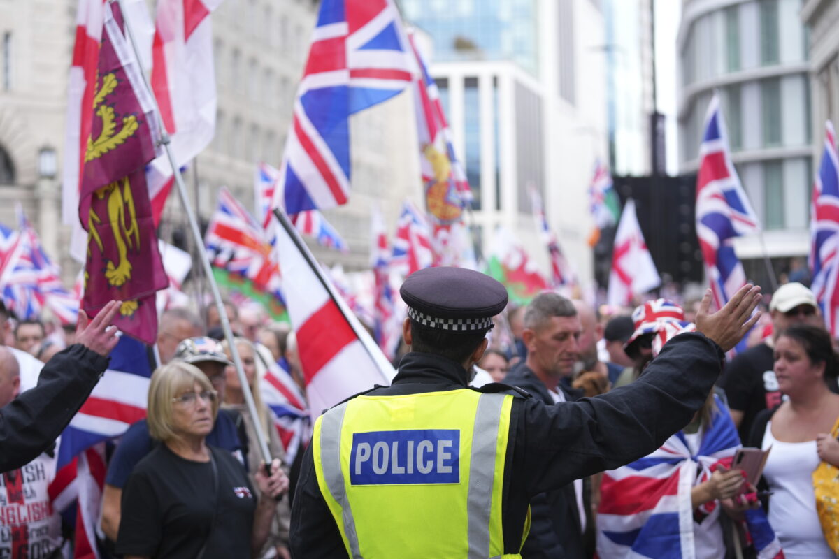 United Kingdom: police attacked by protesters in London