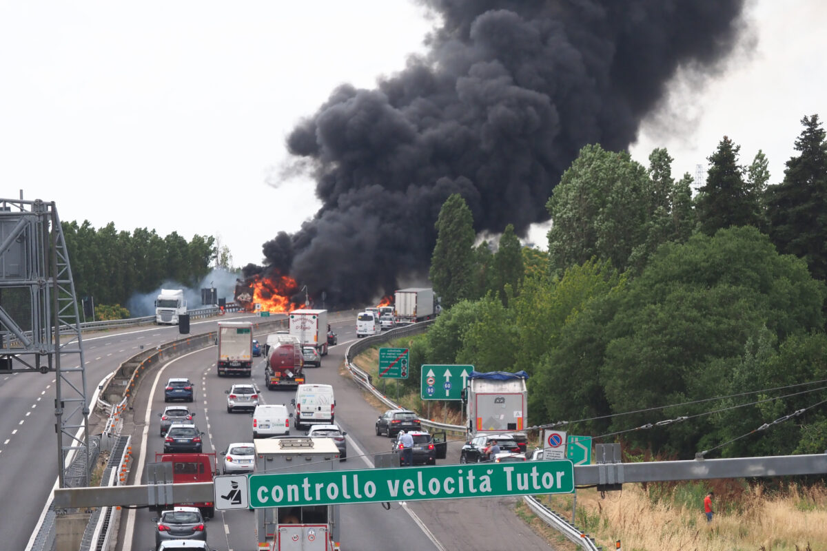 Strike for Gaza: protesters block ring road and A14 motorway in Bologna
