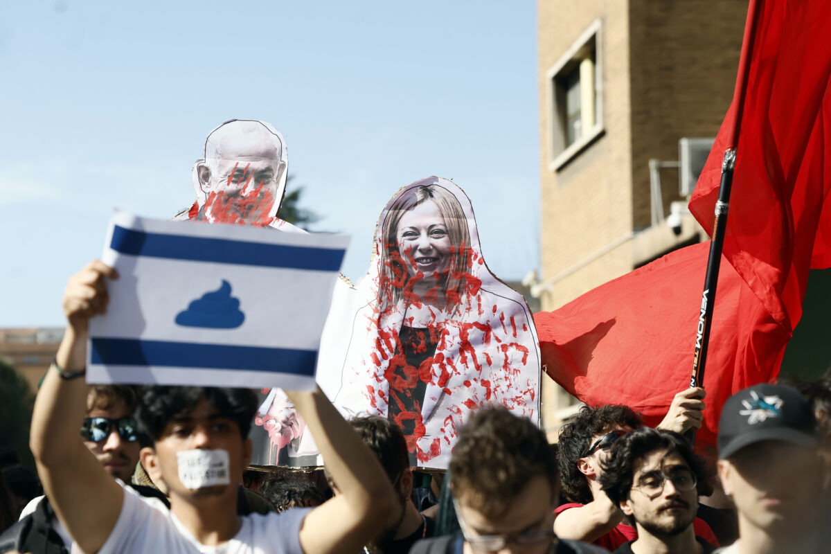 Strike for Gaza, protesters in Naples burn photos of Meloni and Netanyahu Strike for Gaza, protesters in Naples burn photos of Meloni and Netanyahu