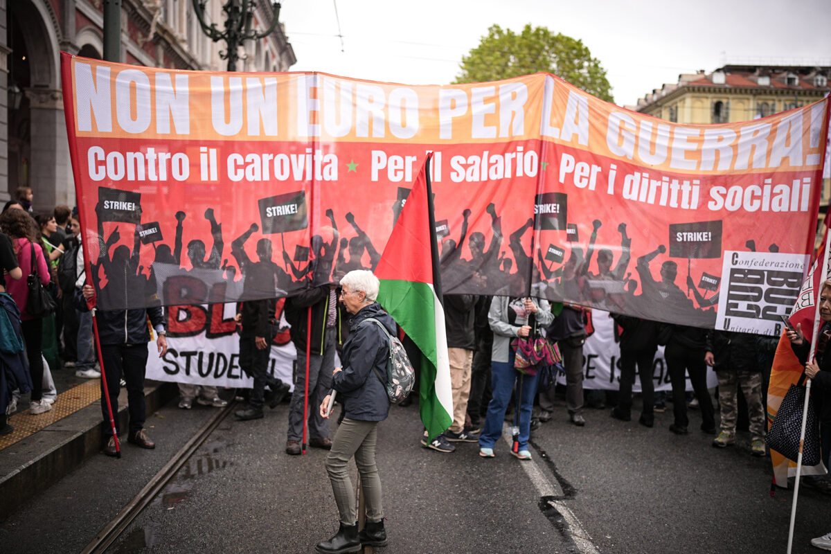 Strike for Gaza: protesters on railway tracks in Turin, train service suspended Strike for Gaza: protesters on railway tracks in Turin, train service suspended