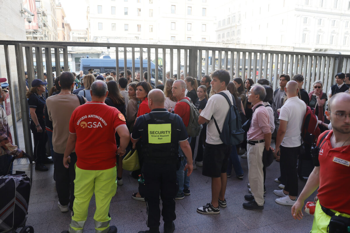 Strike for Gaza: thousands block Termini station