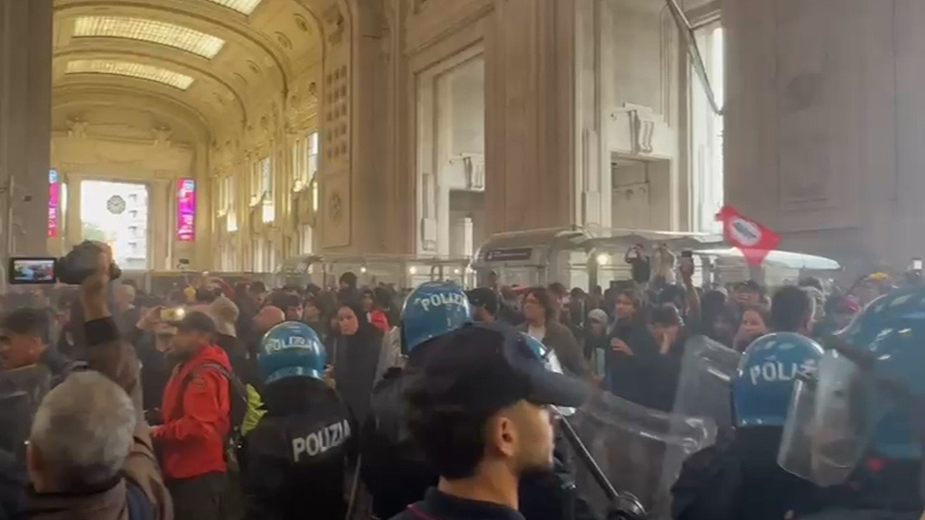 Gaza Strike, Protesters Enter Milan Central Station: Police Charge