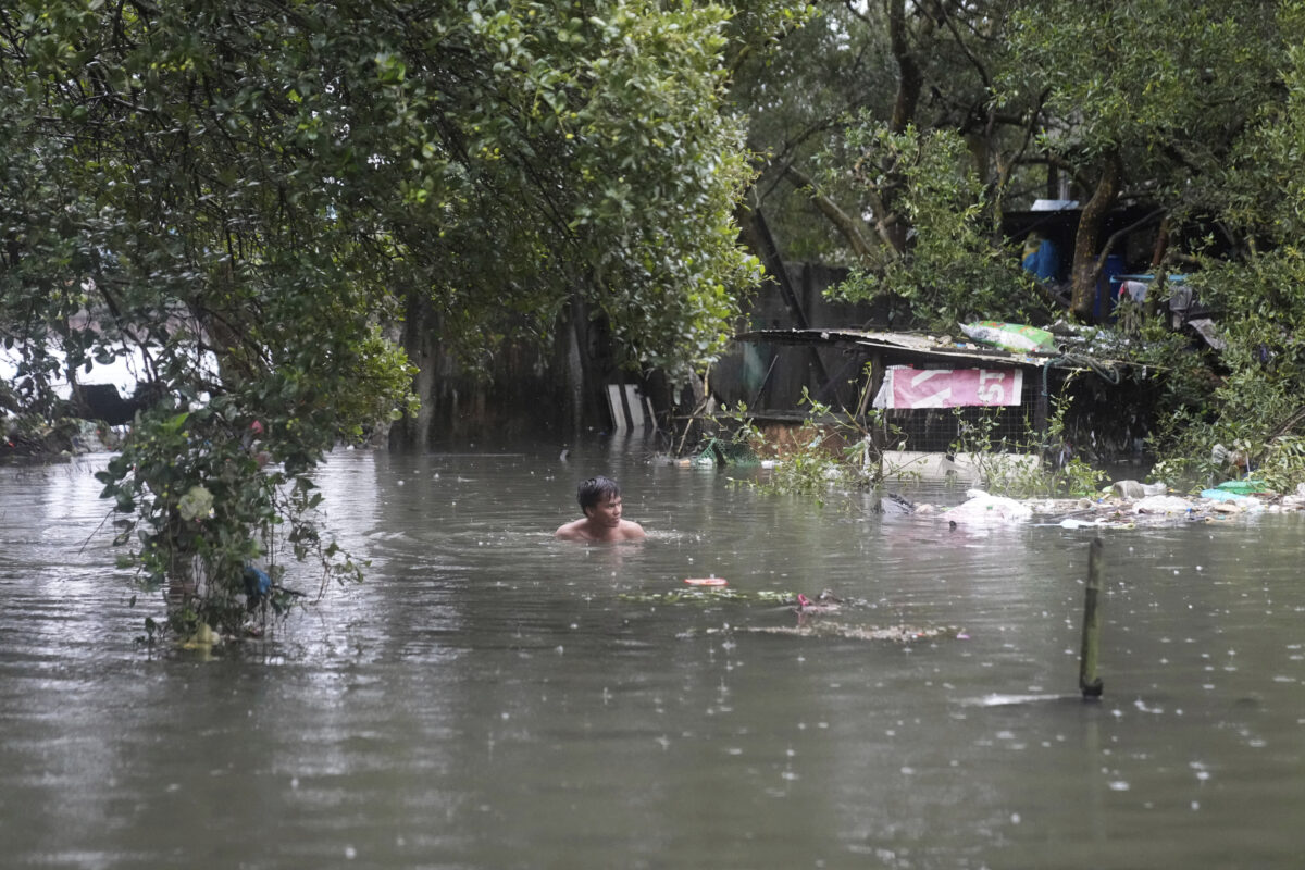 Philippines, 4 dead and tens of thousands evacuated due to tropical storm