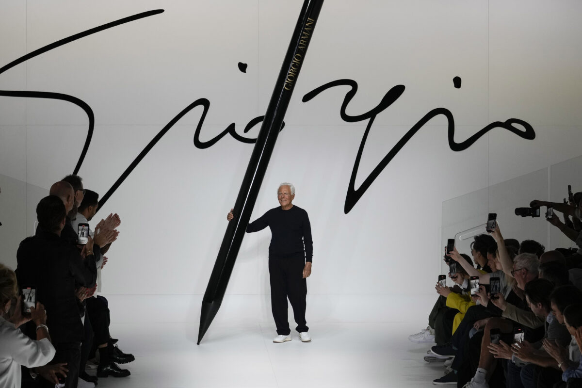 Milan, 14 new illustrious names added to the Famedio: including Armani and Toscani