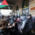 Flotilla, clashes between protesters and police at Bologna station: eggs and smoke bombs thrown at law enforcement officers