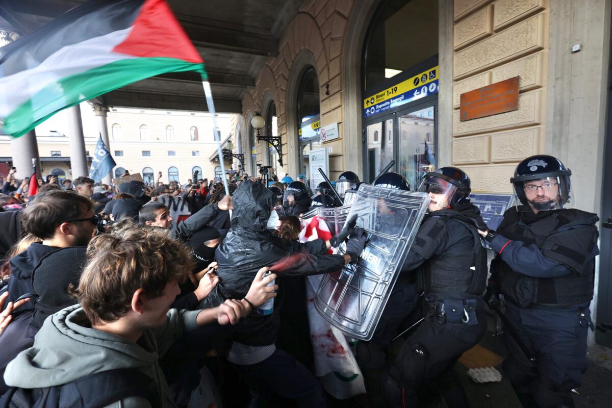 Flotilla, clashes between protesters and police at Bologna station: eggs and smoke bombs thrown at law enforcement officers