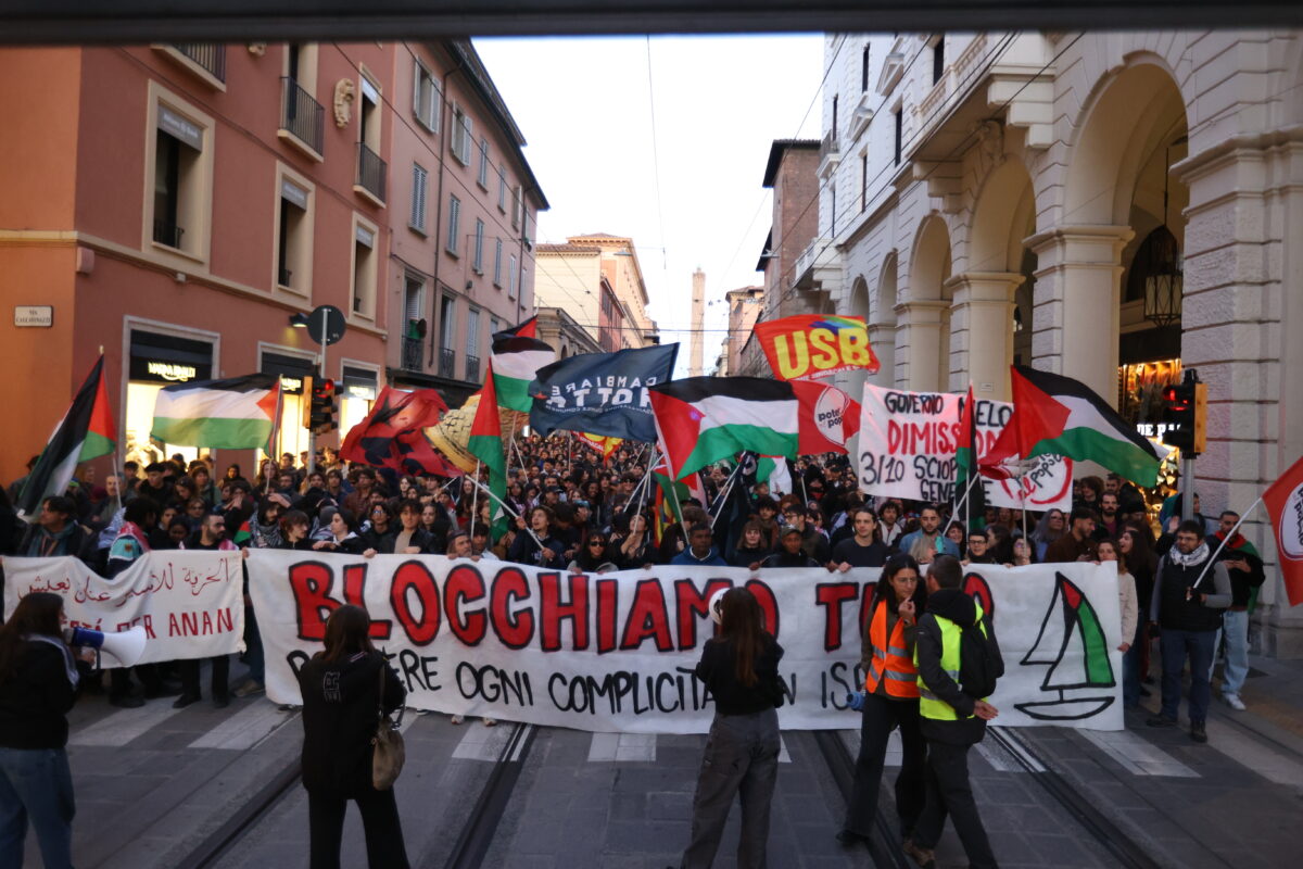 Strike for Gaza: tension in Bologna between police and protesters near Tangenziale