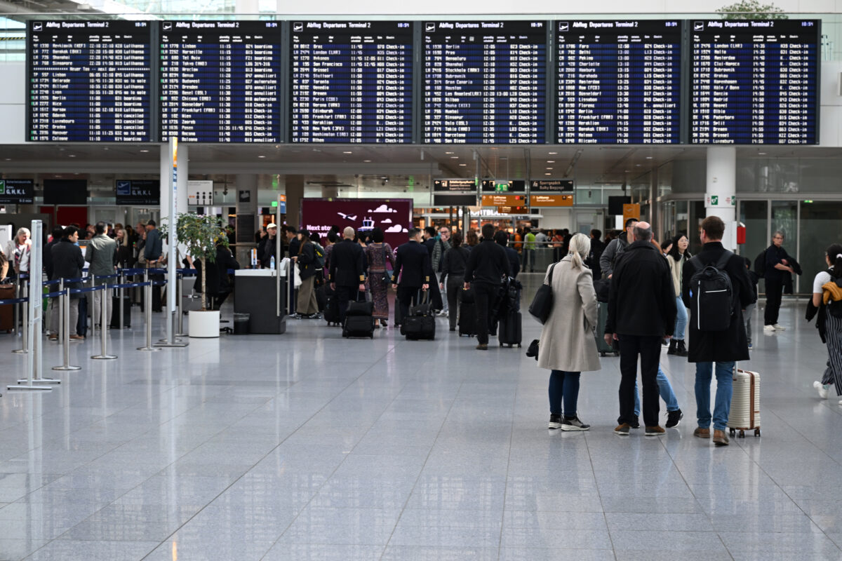 Germany, Bild: several large drones spotted at Munich airport
