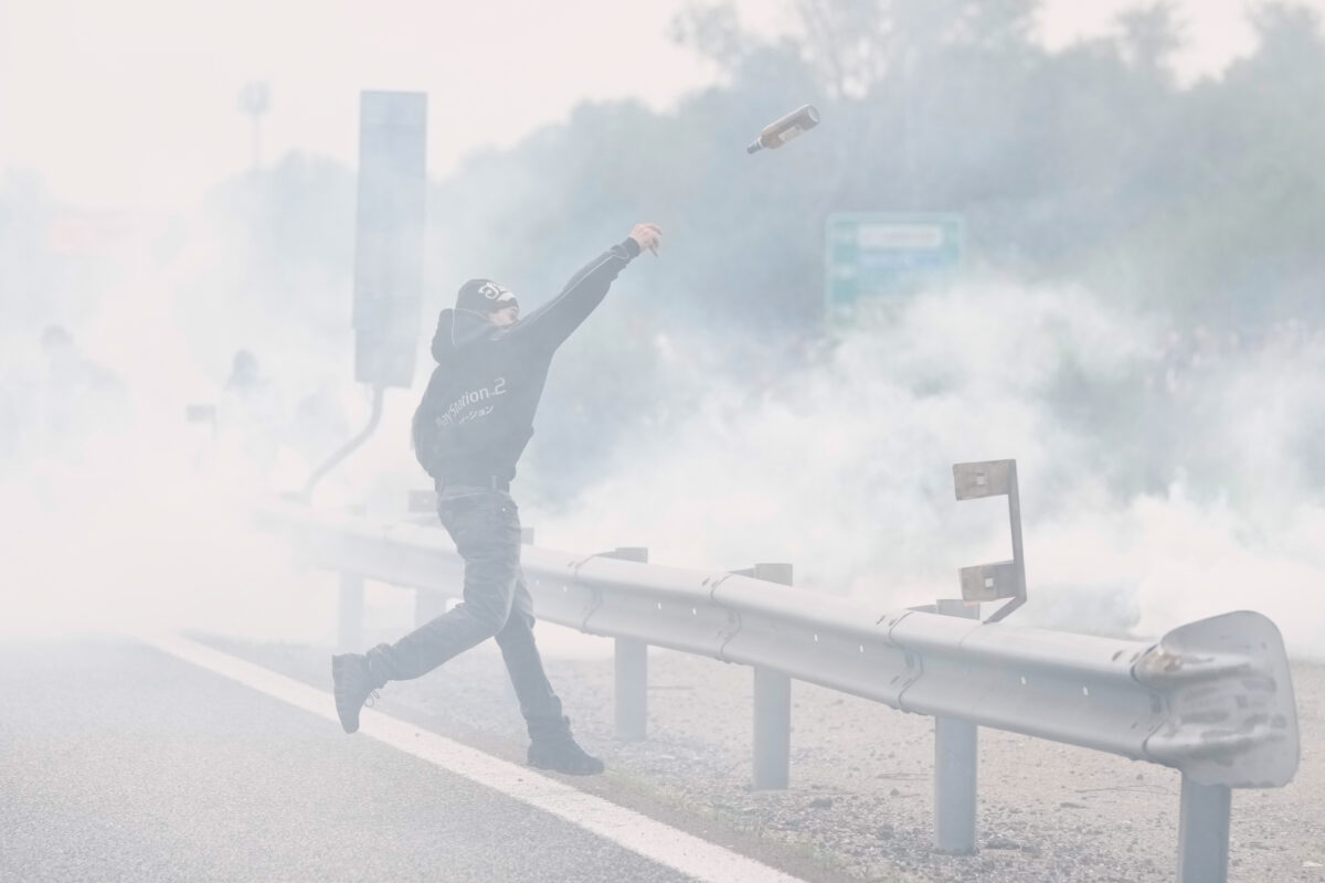Flotilla: water cannons used against protesters on Milan ring road