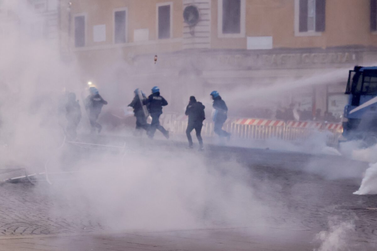 Rome protest: clashes between police and demonstrators at Santa Maria Maggiore. Police charge on Via Merulana