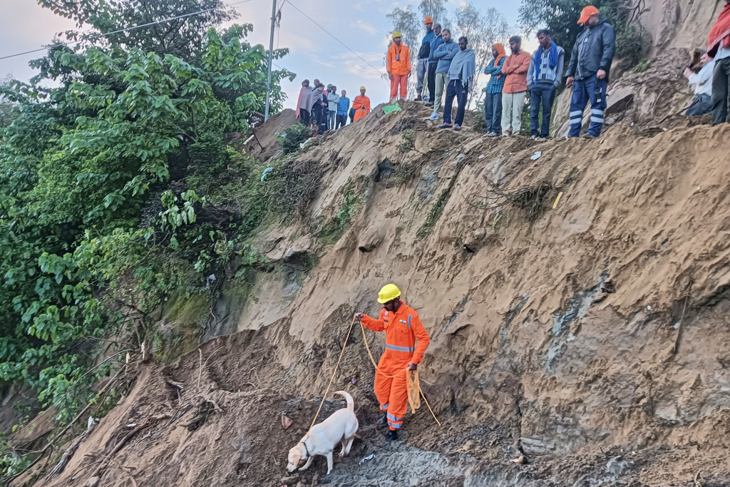 India, landslide engulfs bus: at least 15 dead