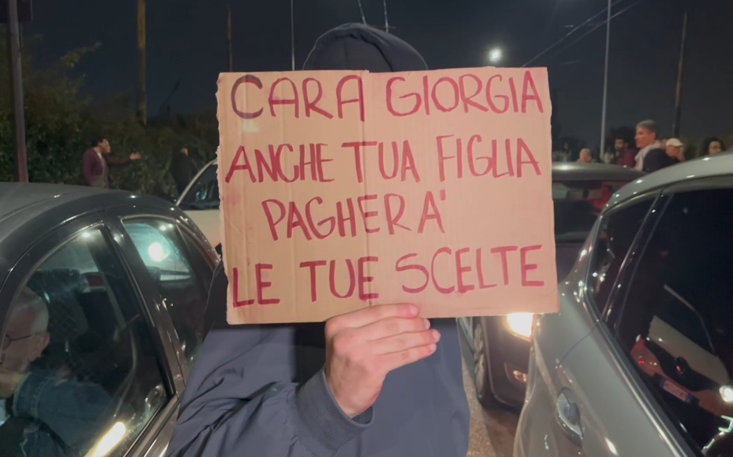Gaza, “Your daughter will pay too”: signs against Meloni at pro-Palestinian march in Milan
