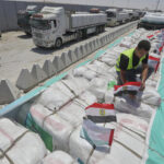 Gaza, humanitarian aid trucks pass through the crossings