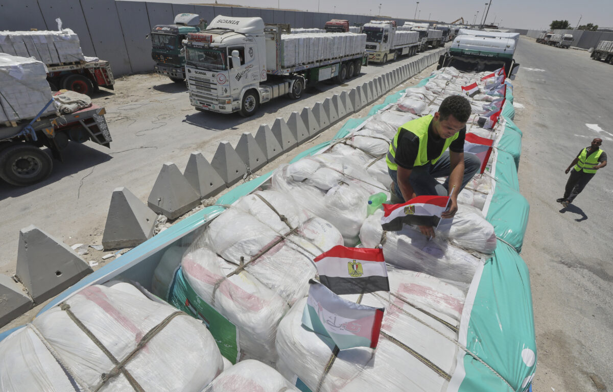 Gaza, humanitarian aid trucks pass through the crossings
