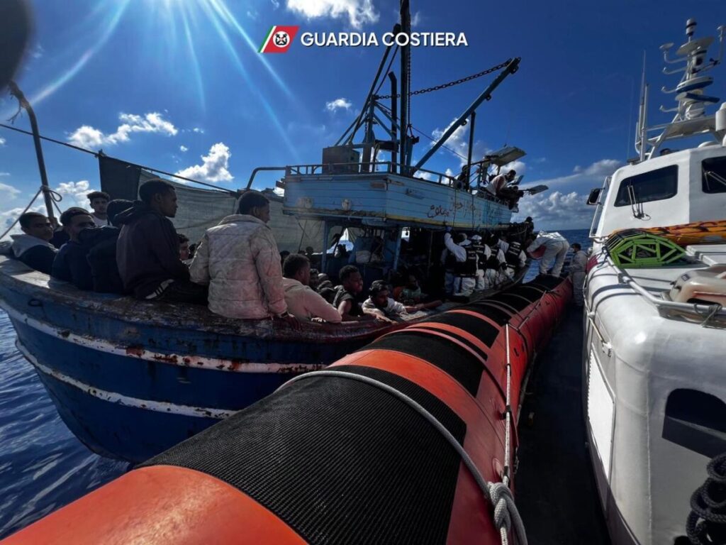 Migrants: 140 landed in Pozzallo, 3 injured in armed attack at sea