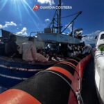 Migrants: 140 landed in Pozzallo, 3 injured in armed attack at sea