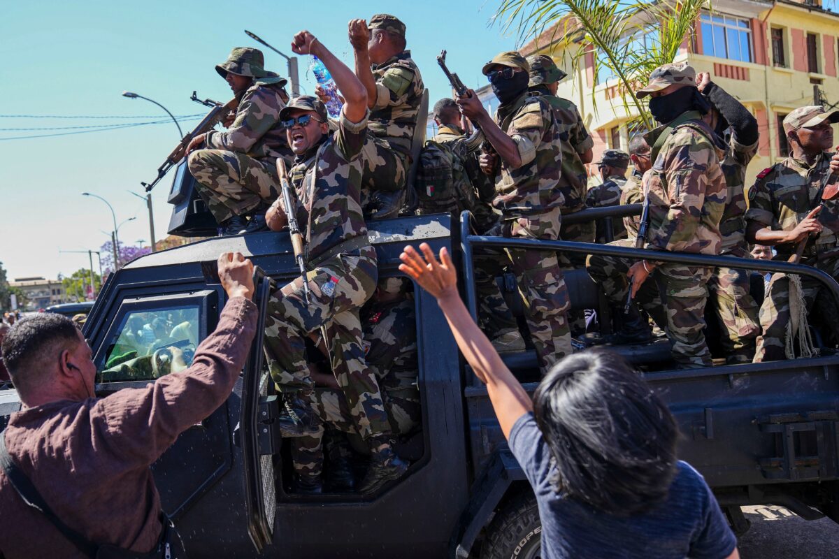 Madagascar, coup leader Randrianirina: “Ready to assume the office of president”