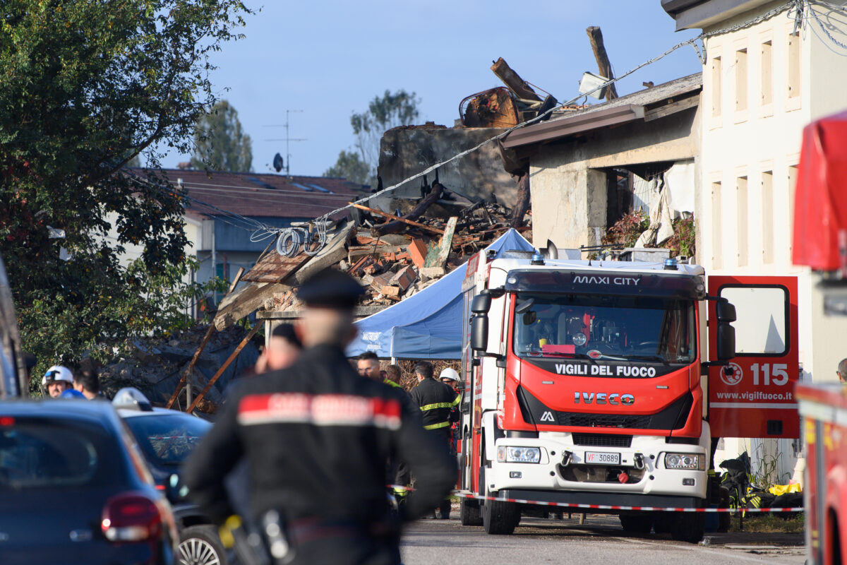 Farmhouse massacre, funerals in Padua: coffins of the carabinieri greeted with applause Farmhouse massacre, funerals in Padua: coffins of the carabinieri greeted with applause