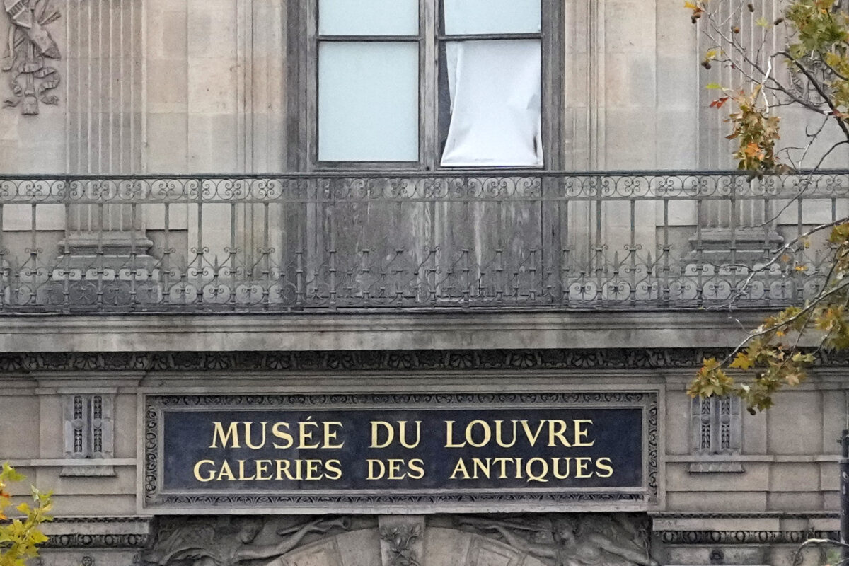 France: Two jewels stolen from the Louvre found, thieves dressed as workers France: Two jewels stolen from the Louvre found, thieves dressed as workers