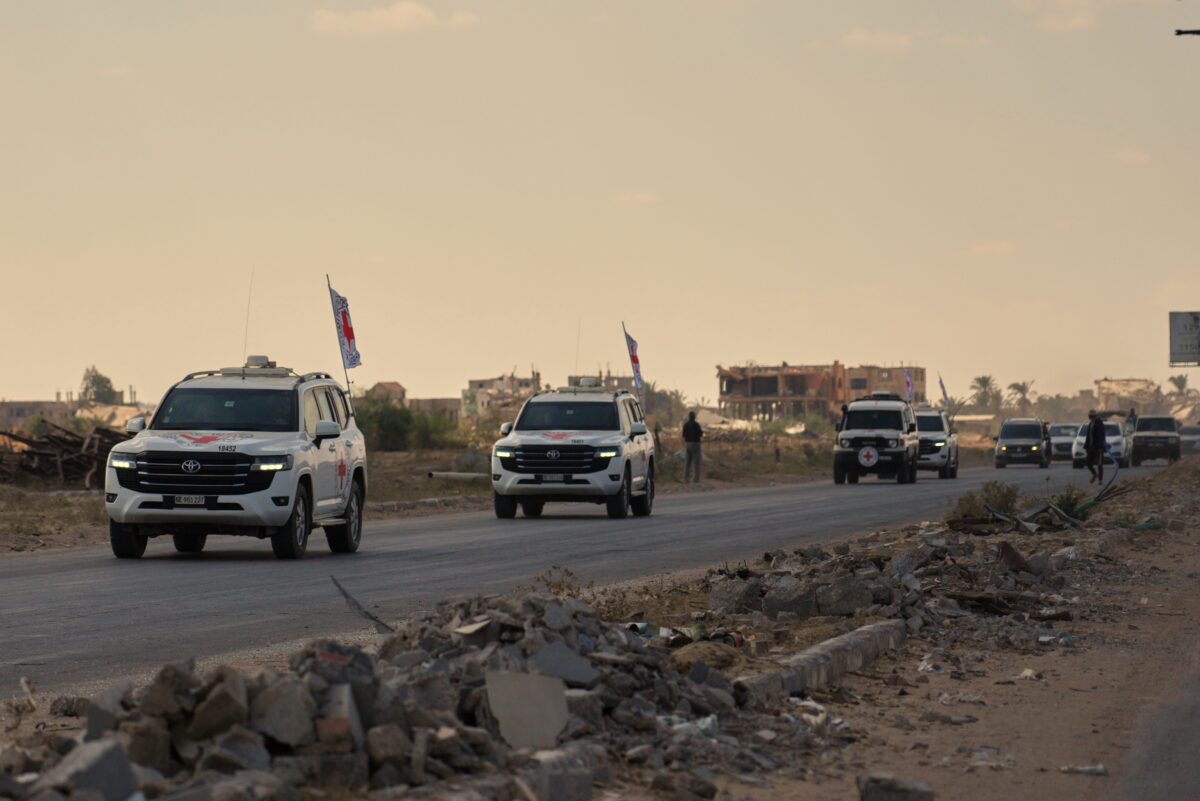 Gaza, two coffins with hostages’ bodies handed over to the IDF Gaza, two coffins with hostages’ bodies handed over to the IDF