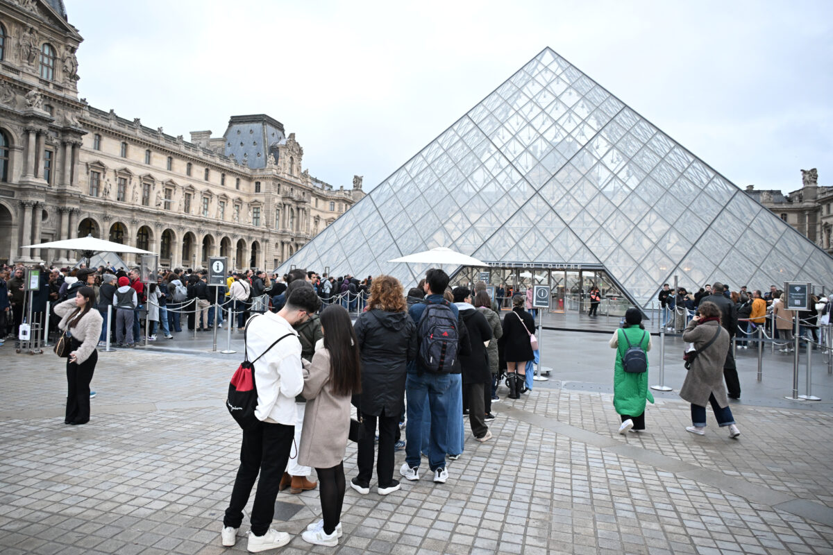 Paris, the Louvre reopens three days after the theft Paris, the Louvre reopens three days after the theft
