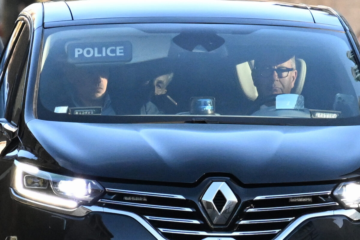Sarkozy in prison under the protection of two police officers Sarkozy in prison under the protection of two police officers