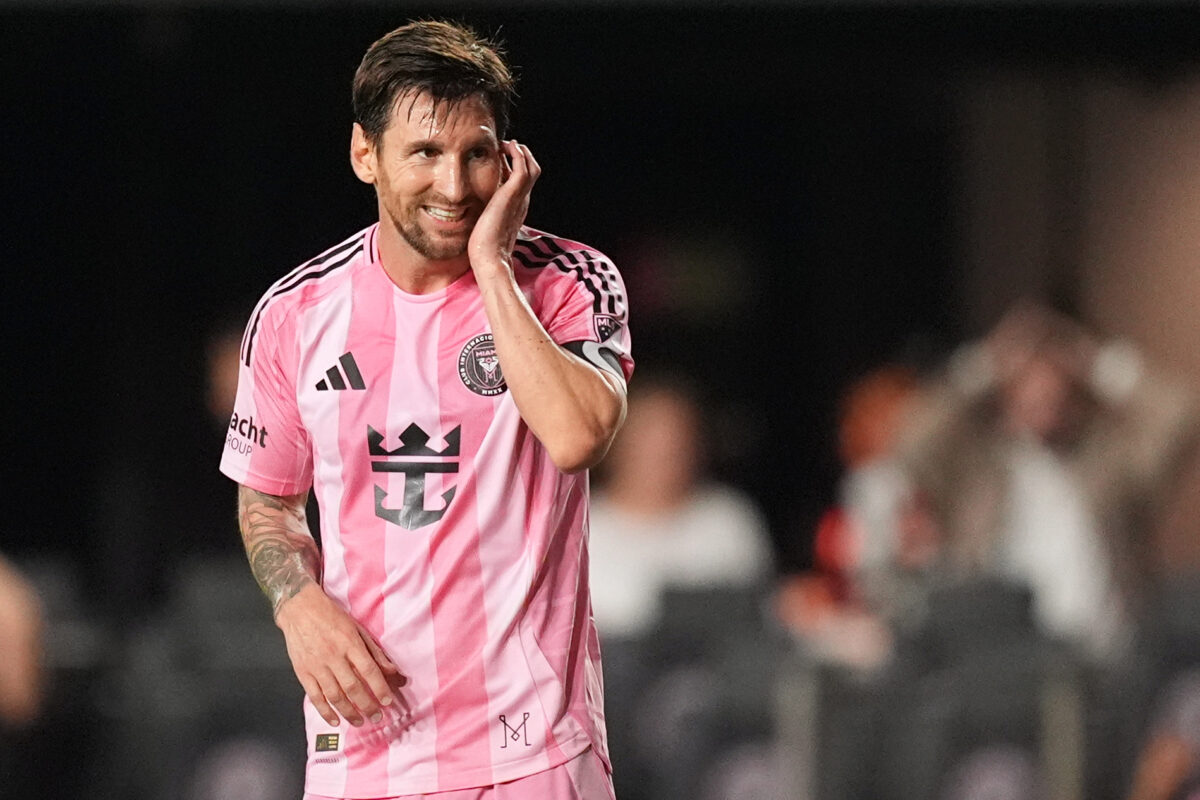 Football: Messi renews contract with Inter Miami, staying with the club until 2027 Football: Messi renews contract with Inter Miami, staying with the club until 2027