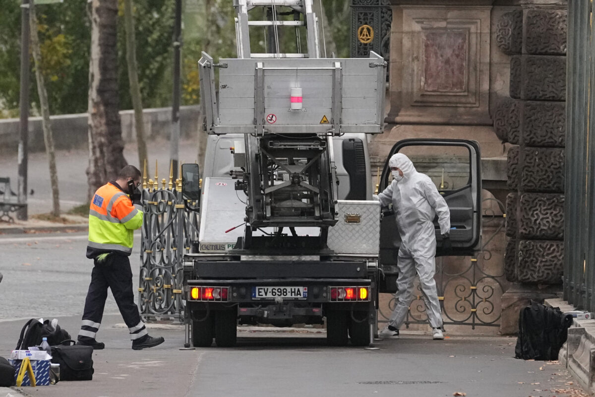 France: Louvre theft becomes advertising for German lift company France: Louvre theft becomes advertising for German lift company