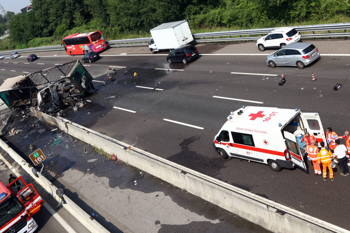 Road accidents, head-on collision between cars in Bologna area: 7-year-old boy dies Road accidents, head-on collision between cars in Bologna area: 7-year-old boy dies