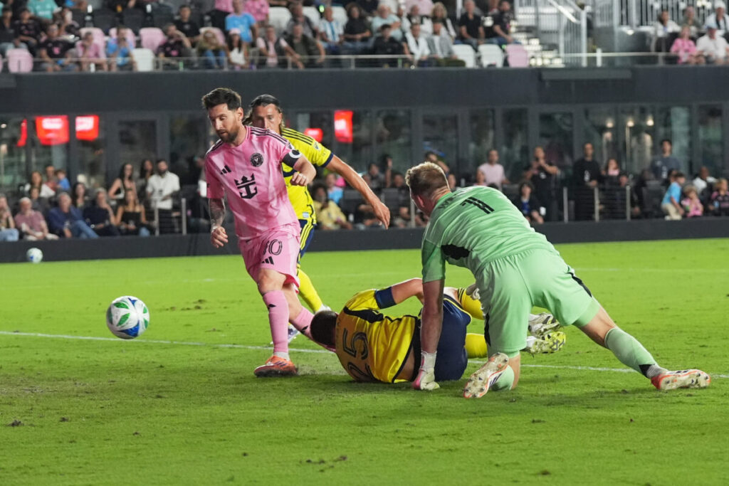 Soccer: Messi scores a brace immediately with Miami in MLS playoff debut