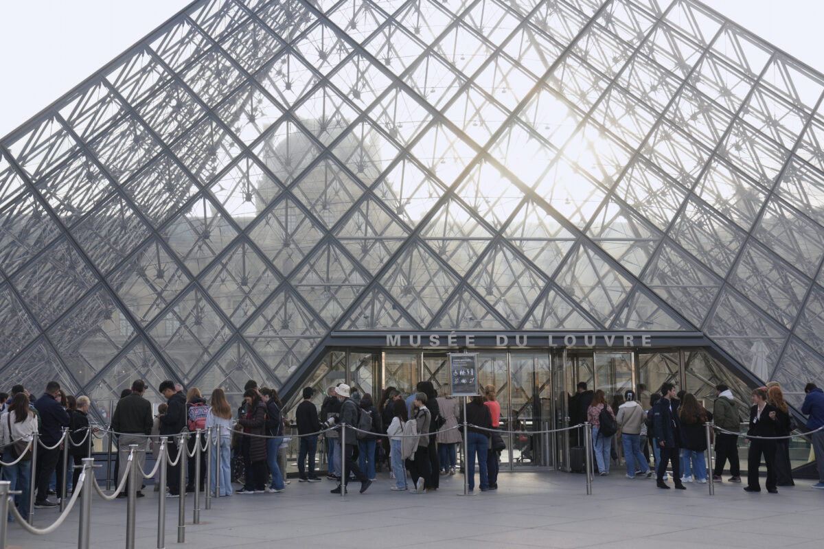 France, Louvre Robbery: Two Suspects Arrested France, Louvre Robbery: Two Suspects Arrested