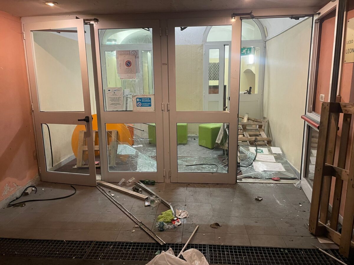Genoa: armed group with bars vandalizes high school with neo-fascist graffiti Genoa: armed group with bars vandalizes high school with neo-fascist graffiti