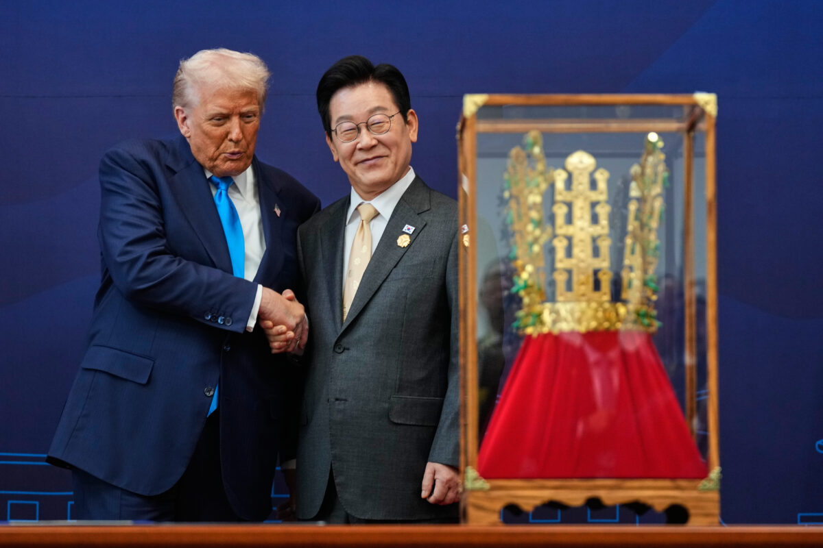 US-South Korea: Trump receives replica royal crown and honour US-South Korea: Trump receives replica royal crown and honour