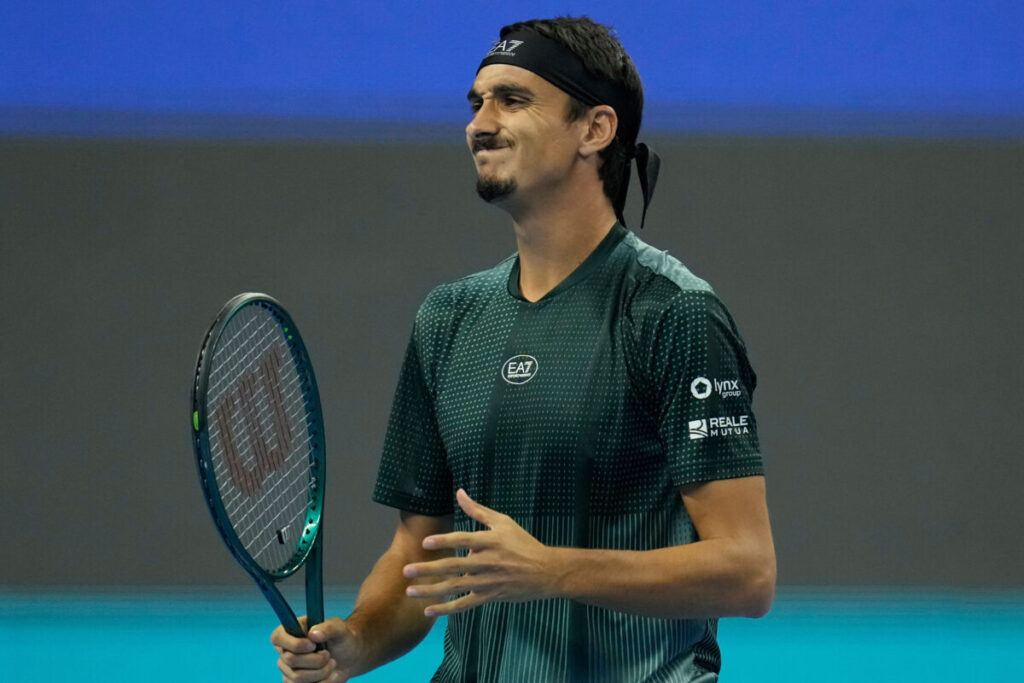 ATP Paris: Medvedev reaches quarter-finals, Sonego defeated in three sets