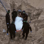 Gaza, Hamas resumes search for hostages in area controlled by IDF