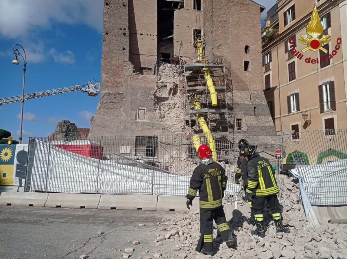 Rome, double collapse of the Torre dei Conti at the Imperial Forums: worker still trapped under rubble